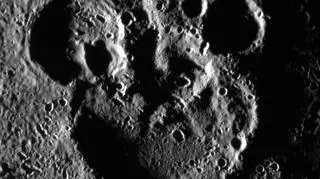 Krater na Merkurym w kształcie Myszki Miki (NASA)