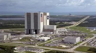 Kupić można też Vehicle Assembly Building. Jeden z największych budynków na świecie, w którym przygotowywano wahadłowce do lotów (fot. NASA)
