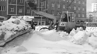 Ładowarka Bumar Fadroma Ł-200 ładująca śnieg na ciężarówkę, 1973 – 1988.
http://www.audiovis.nac.gov.pl/obraz/202932/846a4c2c1c64fcc9fedbf0bd5ee50c21/