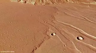 Lawa zalewająca marsjańską równinę Daedalia 