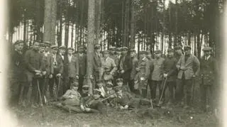 Leśnicy ze szkoły w Białowieży, lata 30-te/zsl.bialowieza.lasy.pl