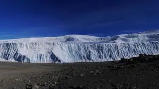 Lodowiec północny podzielił się na dwie części (NASA/Earth Obserwatory)