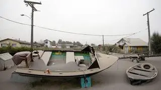 Łódź pokryta popiołem wulkanicznym w miasteczku Ensenada