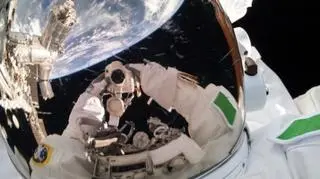 Luca Parmitano podczas spaceru w 2013 roku (NASA)