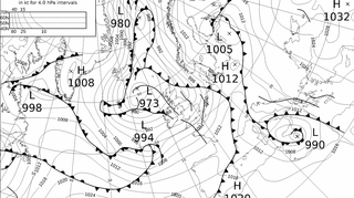Mapa synoptyczna Europy z 7 listopada (18 UTC). Ciśnienie w śródziemnomorskim huraganie wyniosło 990 hPa