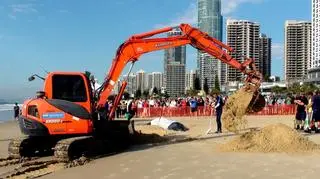 Maszyny wykopały kanał na plaży/ EPA