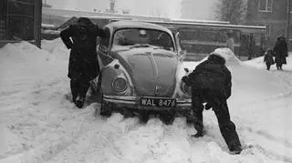 Mężczyźni pchający samochód Volkswagen Garbus w czasie Zimy Stulecia, 1979.
http://www.audiovis.nac.gov.pl/obraz/203014/6fa221c5c5afbb4eace113c056054939/
