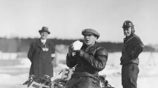 Międzynarodowe Wyścigi Motocyklowe w Zakopanem. Niemiecki zawodnik Hans Roeder na motocyklu AJS spożywa śnieg zamiast picia wody, 1930.
http://www.audiovis.nac.gov.pl/obraz/196029/24e8ac28c038fd628558eba90a8bb2dc/