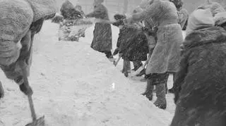 Mieszkańcy Warszawy odśnieżający chodnik w czasie Zimy Stulecia, 1979. 
http://www.audiovis.nac.gov.pl/obraz/202997/039d22c7522c5ce5a211fa3e3be3c3e7/