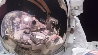 Mike Fossum podczas kosmicznego spaceru w  2006 roku (NASA)