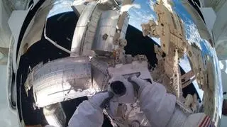 Mike Fossum podczas kosmicznego spaceru w 2011 roku (NASA)
