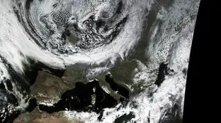 Na zdjęciu satelitarnym doskonale widać front (Earth at Large/Eumetsat)