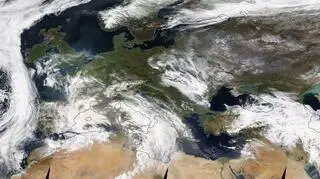 Na zdjęciu z 22 kwietnia widać pył znad Sahary, który unosi się nad Morzem Śródziemnym (NASA Worldview)
