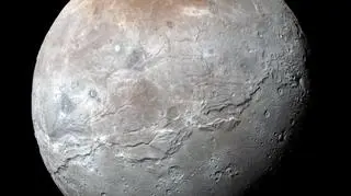 Najnowsze zdjęcia Charona z sondy New Horizons (NASA)
