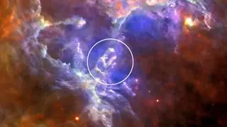 Najnowsze zdjęcie Mgławicy Orła wykonane przez teleskop Herschela - "Filary stworzenia" w kółku (NASA)