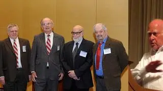 Naukowcy od lewej: Kibble, Guralnik, Hagen, Englert i Brout. Po prawej Peter Higgs (Wikipedia-CC-BY)