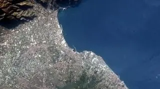 Neapol i Wezuwiusz widziane z pokładu ISS (twitter.com/Cmdr_Hadfield)