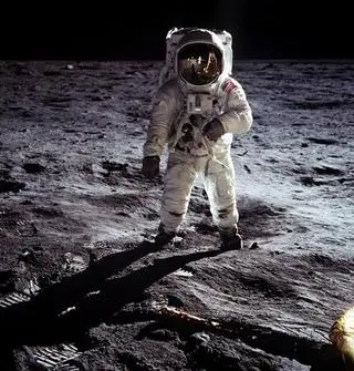 Neil Armstrong uwiecznił swoje odbicie w hełmie Buzza Aldrina, pierwsze lądowanie na Księżycu, 1969