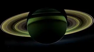 Niezwykłe zdjęcie Saturna. Fotografia wykonana przez sondę Cassini-Huygens 17 października (NASA)