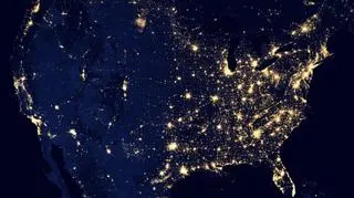 Nocny widok na USA (NASA Earth Observatory/NOAA NGDC)