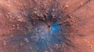 Nowy krater na Marsie, który powstał między wrześniem 2016 roku a lutym 2019 r. (NASA/University of Arizona)
