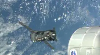 Nyberg, Jurczikin i Parmitano "przeparkowali" SOjuza do portu dokującego w module Zwiezda (NASA TV)