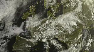Obraz satelitarny z godziny przejścia tornada (sat24)