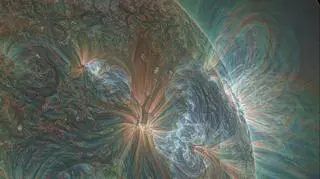 Obraz serii złożonych eksplozji w koronie słonecznej stworzony ze zdjęć w trzech długościach fali śiatła