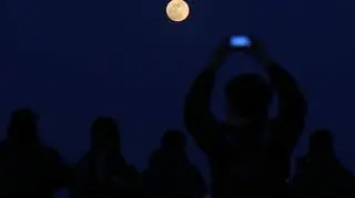 Obserwacja superksiężyca (PAP/EPA/WU HONG)