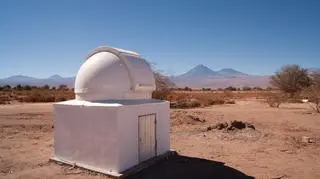 Obserwatorium Polonia w Chile na tle wulkanu Licancabur na granicy Chile i Boliwii (Marcin Gędek, Michał Kusiak, Rafał Reszelewski, Michał Żołnowski)