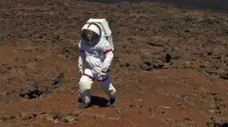Ochotnik w skafandrze zaprojektowanym na spacery po hawajskiej, pseudo-marsjańskiej ziemi