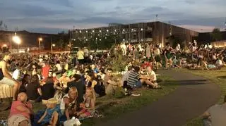 Oczekiwanie na perseidy przed Centrum Nauki Kopernik
