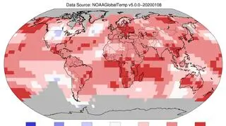 Odchylenie od średniej temperatury lądów i oceanów w 2019 roku (NOAA)