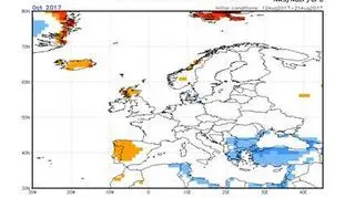 Odchylenie średniej miesięcznej temperatury od normy w październiku w normie lub lekko poniżej