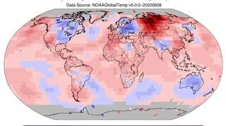 Odchylenie średniej temperatury lądu i oceanów w maju 2020 od normy z lat 1981-2011 (NOAA)