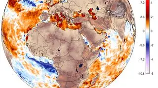 Odchylenie temperatury wód powierzchniowych od średniej z wielolecia (NOAA)