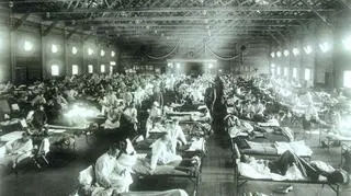 Oddział pierwszej pomocy w Kansas podczas epidemii hiszpanki w 1918 roku (U.S. Army)