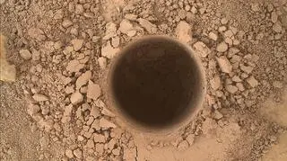 Odwiert o głębokości 6,7 cm na zboczu Mount Sharp wykonany przez łazik Curiosity 