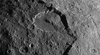 Osuwisko z krateru Malun na Japecie (NASA/JPL/Space Science Institute)