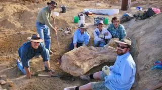 Paleontolodzy przy pracy (Robyn Mackenzie/Queensland Museum)