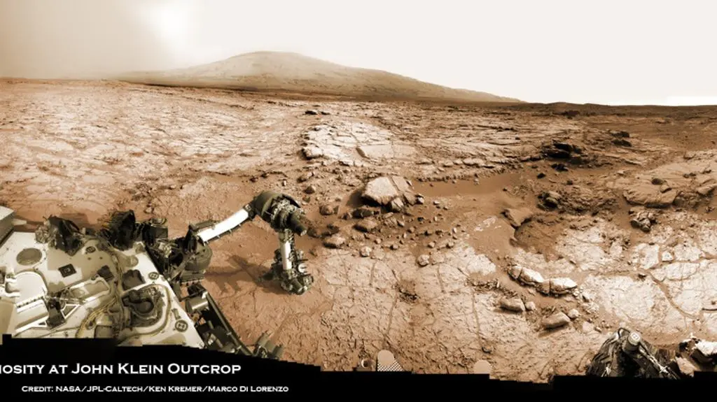 Panorama 2:  wzgórze Mt. Sharp w tle