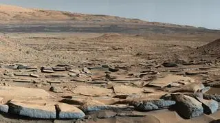 Panorama krateru Gale zrobiona z Curiosity (NASA)