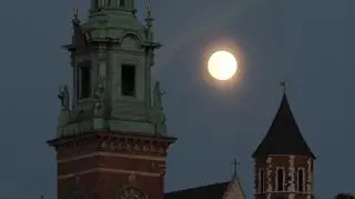 Pełnia księżyca nad Wawelem/PAP