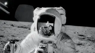 Pete Conrad uwiecznił się na odbiciu w hełmie Ala Beana, Apollo 12 na Księżycu, 1969 (NASA)