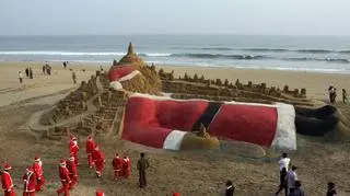 Piaskowe rzeźby na plaży Puri (PAP/EPA)