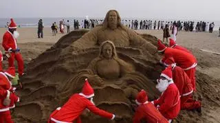 Piaskowe rzeźby na plaży Puri (PAP/EPA)