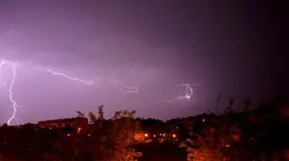 Piorun na nocnym niebie (Kontakt24/Jacek)