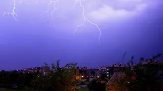 Piorun na nocnym niebie (Kontakt24/Jacek)