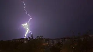 Piorun na nocnym niebie (Kontakt24/Jacek)