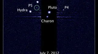 Pluton z systemem satelitów na zdjęciu z Teleskopu Hubble'a (NASA; ESA; M. Showalter, SETI Institute)